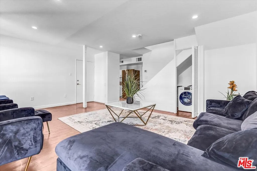 6155 Reseda Boulevard 4, Tarzana, California 91335 home-pic-4